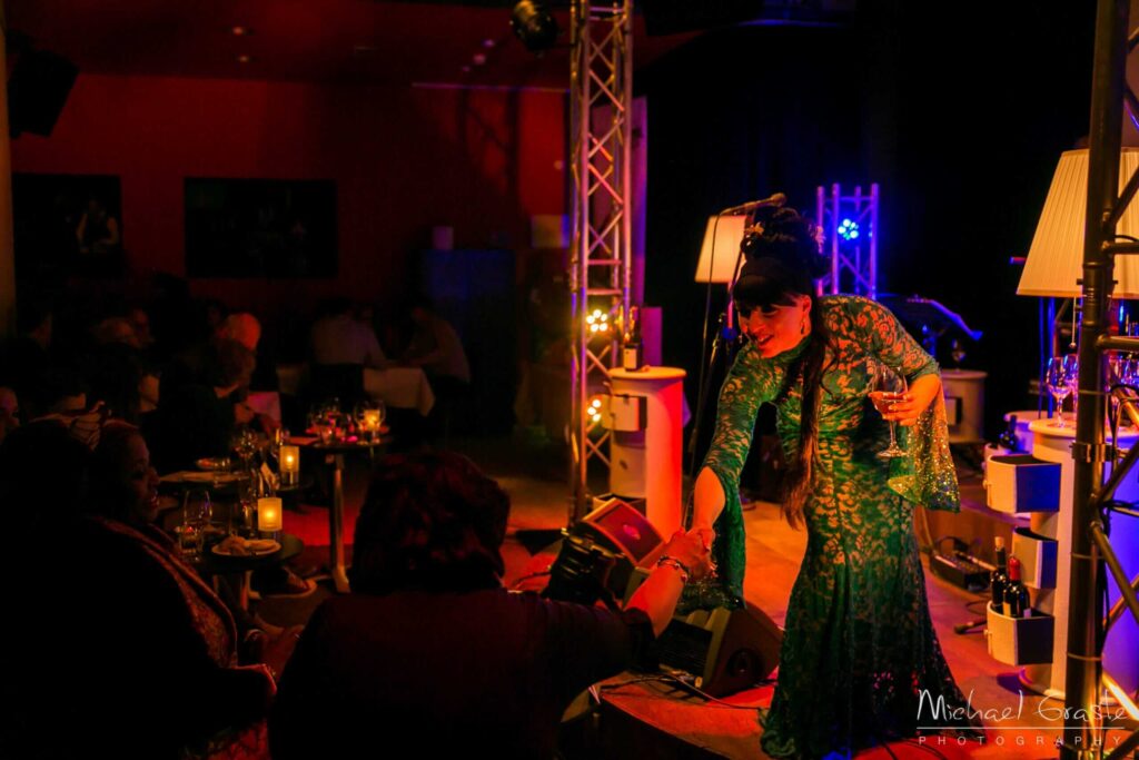 Publiek bij een jazzconcert in warm avondlicht